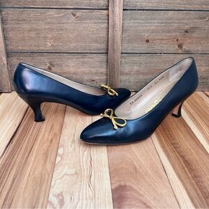Vtg Salvatore Ferragamo Navy Blue Kitten Heels W/ Gold Bow Details Sz 8.5 AAA